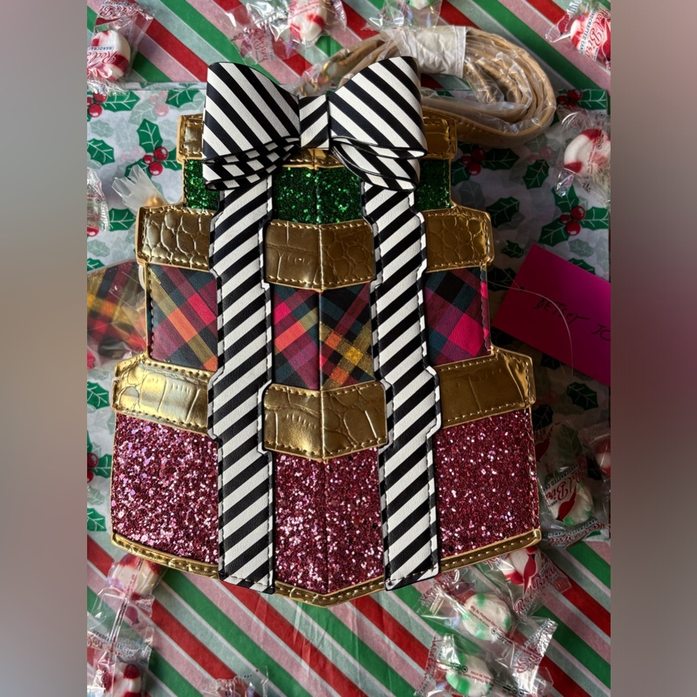 🎄🎁🎄 BETSEY JOHNSON  KITSCH STACK OF GIFTS CROSSBODY BAG 🎄🎁🎄 NWT🎄🎁🎄 - Picture 8 of 16